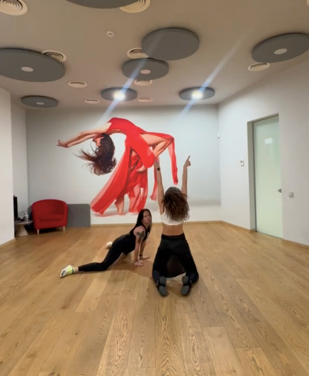 Ірина Горова у лосинах та майці засвітила тіло під час танців