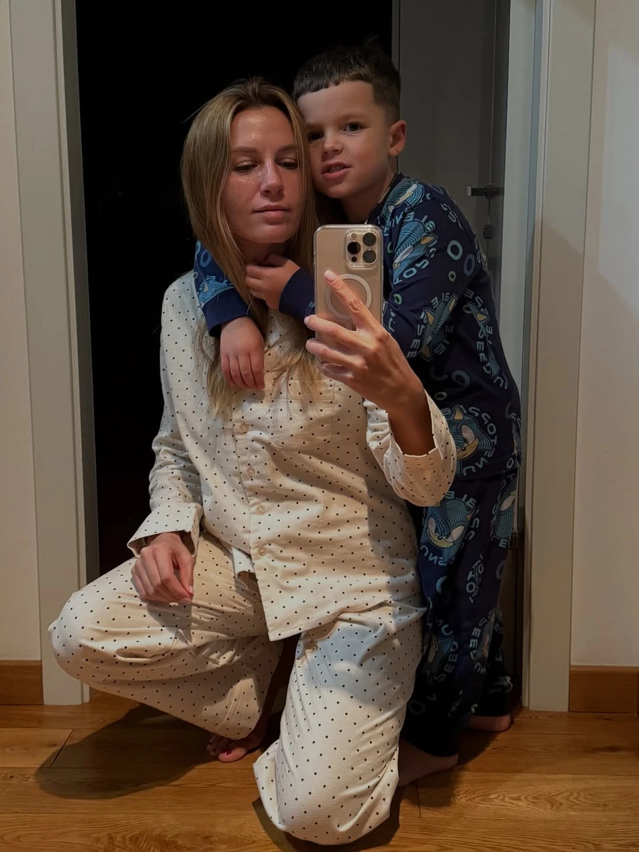 Дружина Решетніка у дзеркалі зазнімкувалася з найменшим синочком в піжамі