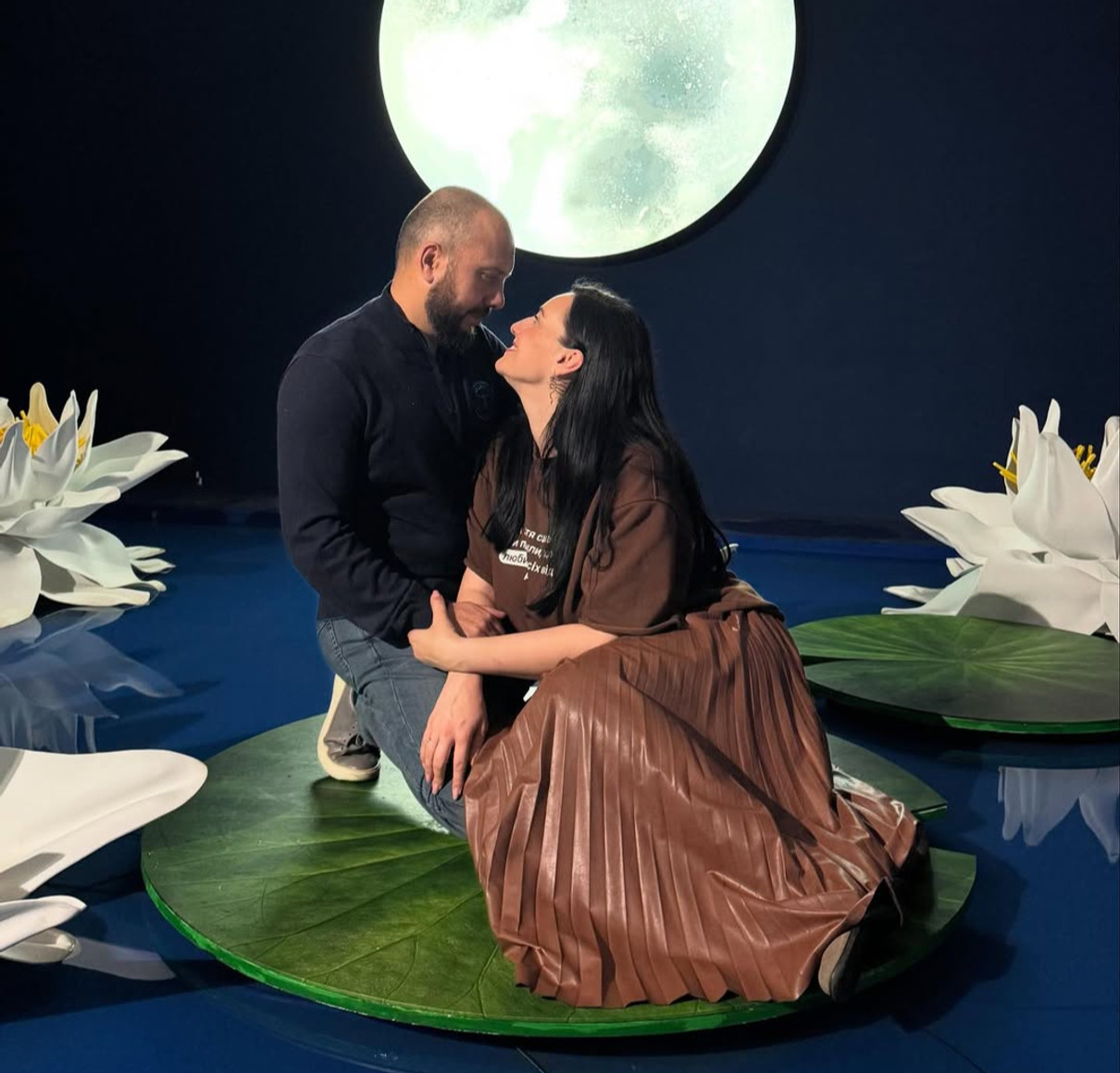 Соломія Вітвіцька у шоколадній спідниці притулилася до нареченого на виставці