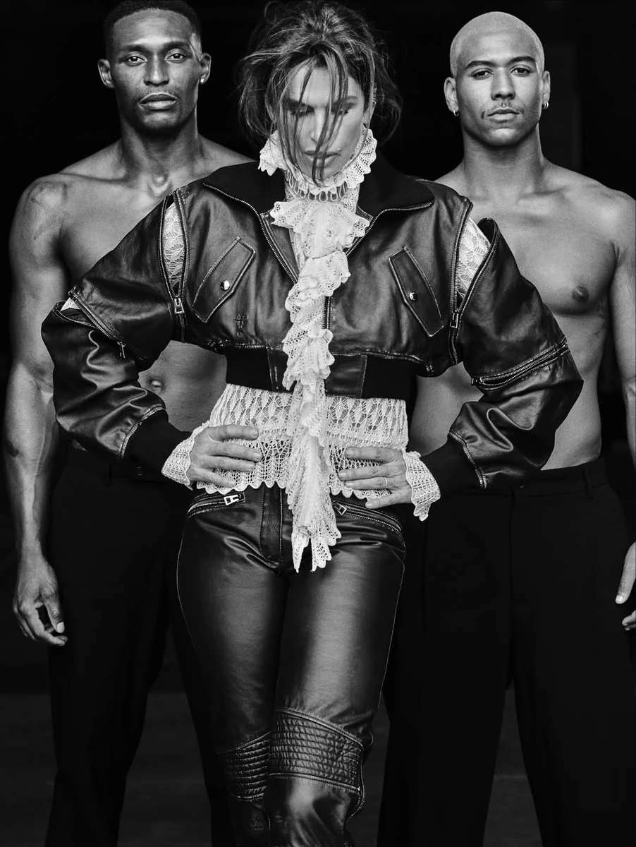 Сінді Кроуфорд у шкірному образі знялася з молодиками для журналу