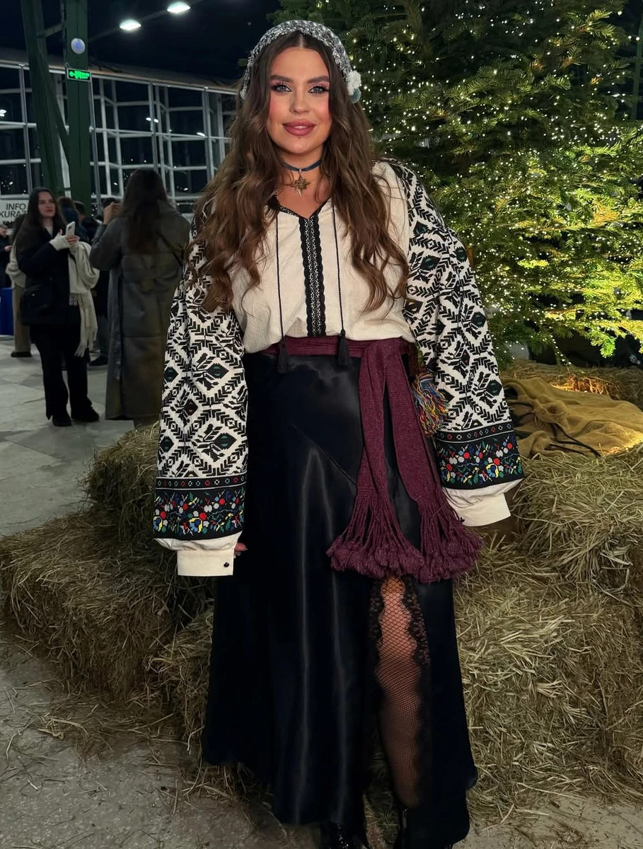 Олександра Заріцька в етнічному луці попозувала на різдвяній вечірці