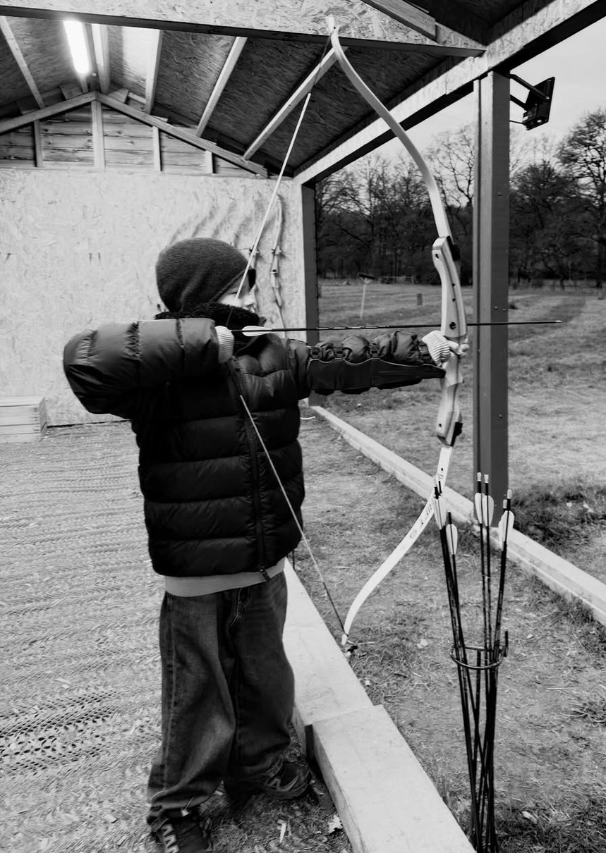 Джейсон Стейтем показав сина за стрільбою з лука