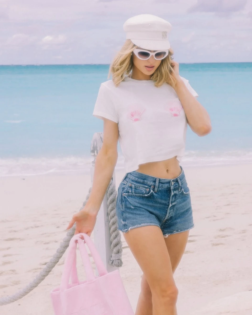 Періс Хілтон у куцих шортах посвітила ногами на пляжі