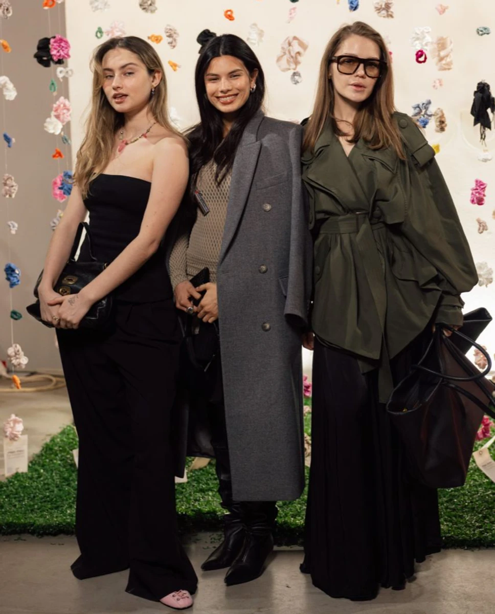 Мішель Андраде в стильному луці попозувала на показі BOBKOVA