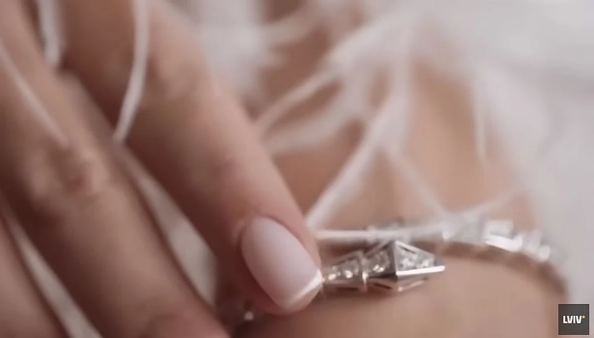 Цей браслет, яким похизувалася наречена, дуже схожий на браслет від Bvlgary, який коштує 38 тисяч євро 