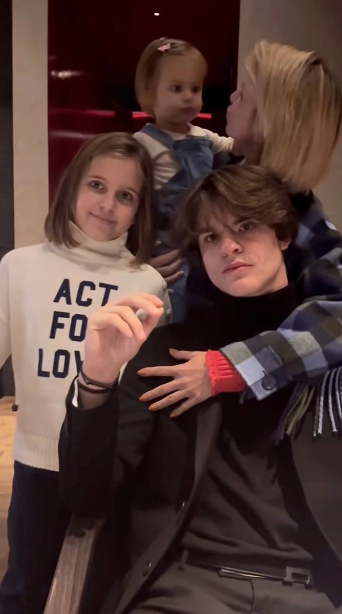 Цікаво, що чоловік Лізи Олександр Скічко у соцмережах не привітав дружину. Можливо, він особисто був присутній на святі, адже як розповідала Юрушева раніше, чоловік має право виїздити закордон