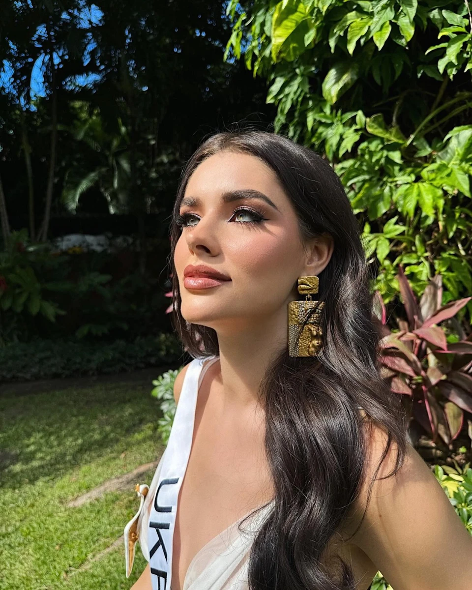 Варто відмітити, як стилісти попітніли над мейком