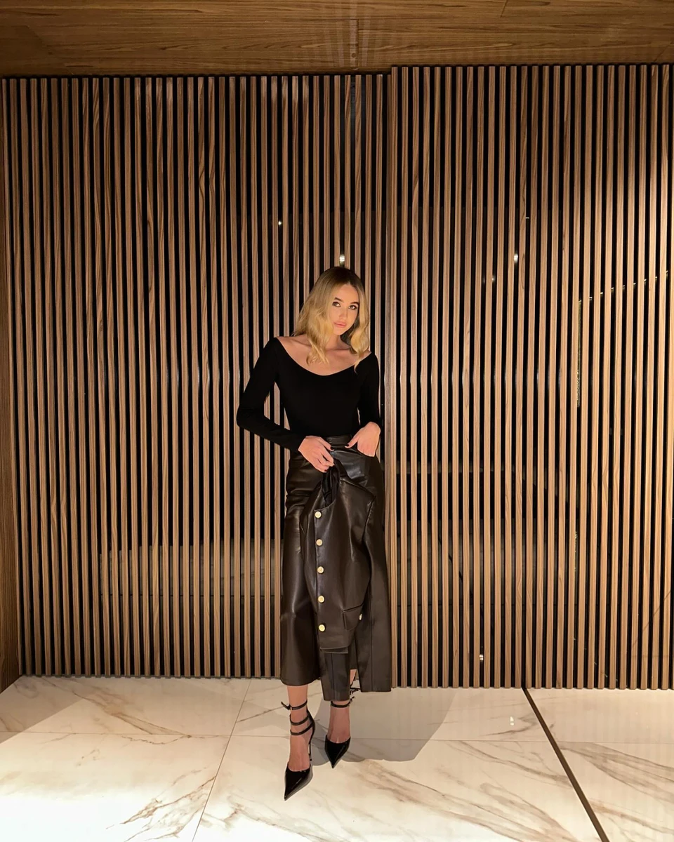 До речі, костюм зроблено з веганської шкіри (як пишуть на сайті)