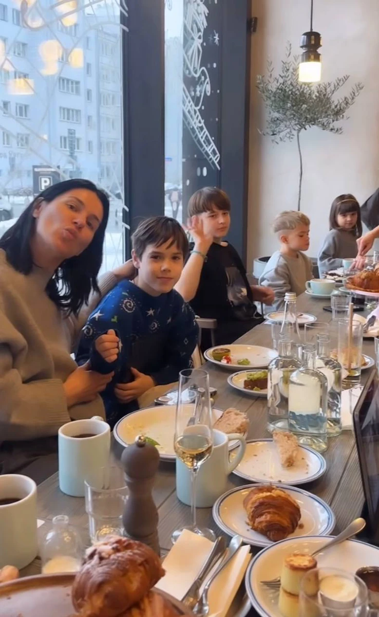 Єфросиніна показала обід з друзями