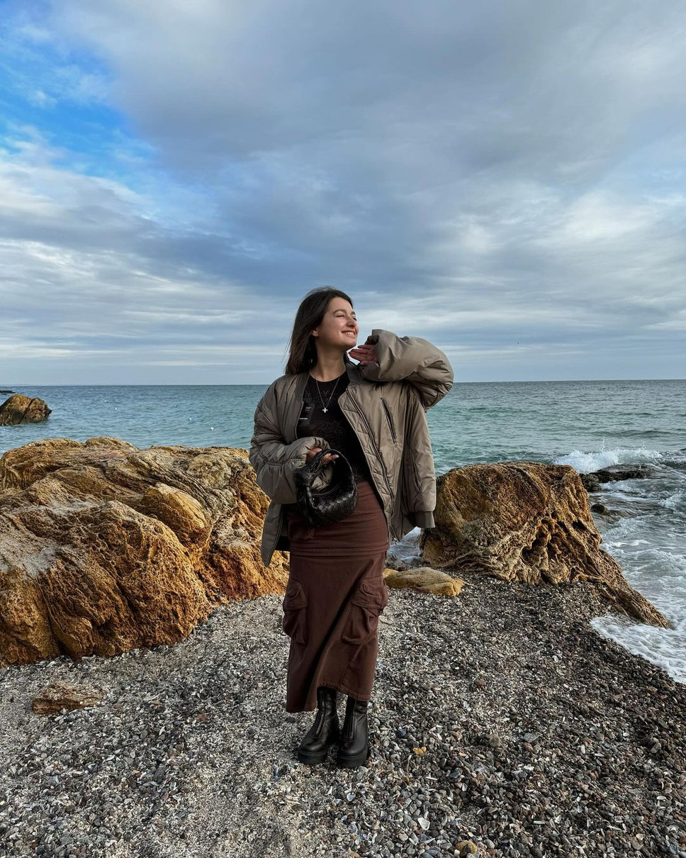Спідниця з кишенями подовженої форми є вдалим варіантом для довгих прогулянок, що доводить тревел-блогерка Маша Себова