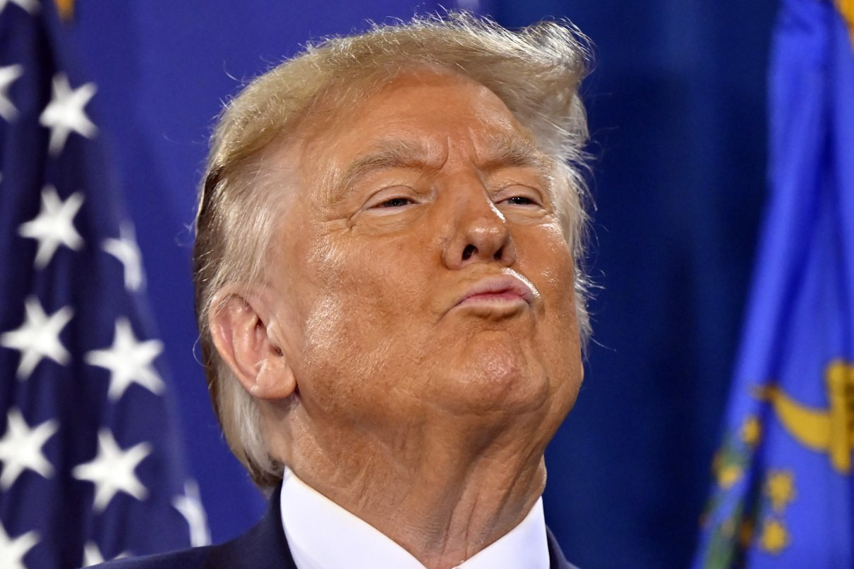 Дональд Трамп цілується