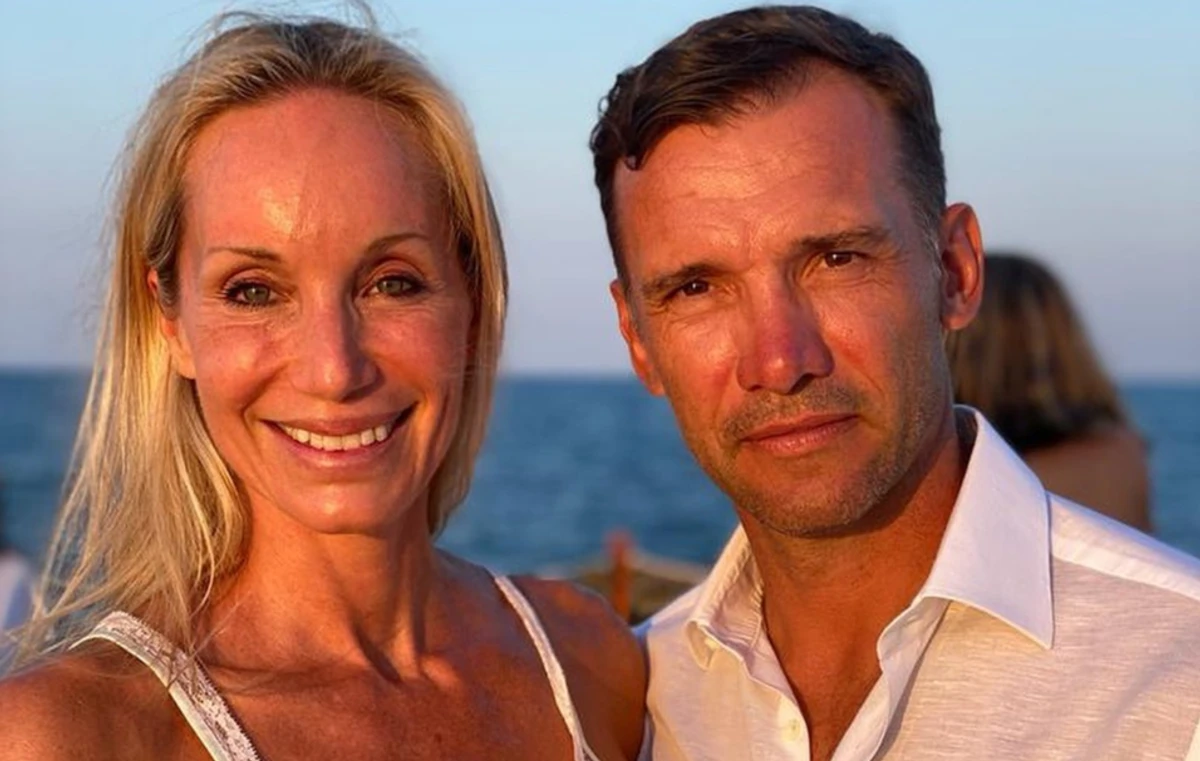 Андрій Шевченко позує з дружиною на тлі моря