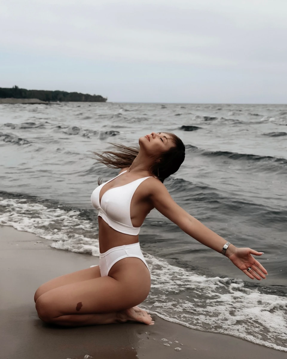 Анна Саліванчук в купальнику