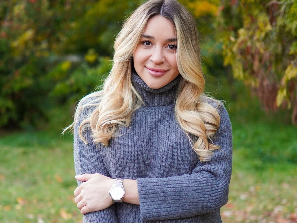 Вагітна Терлюга у светрі