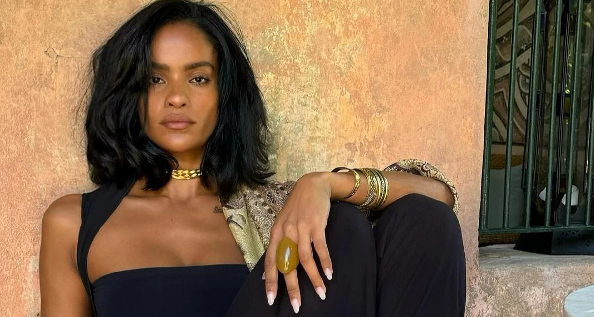 Нара Баптіста позує для фото