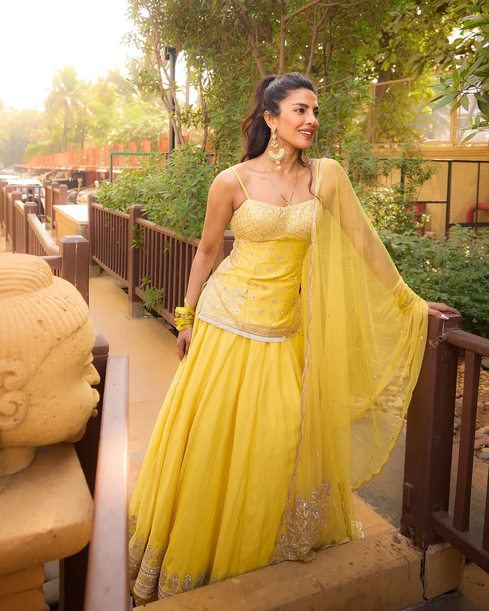 Чопра у вишуканому індійському вбранні на весіллі брата