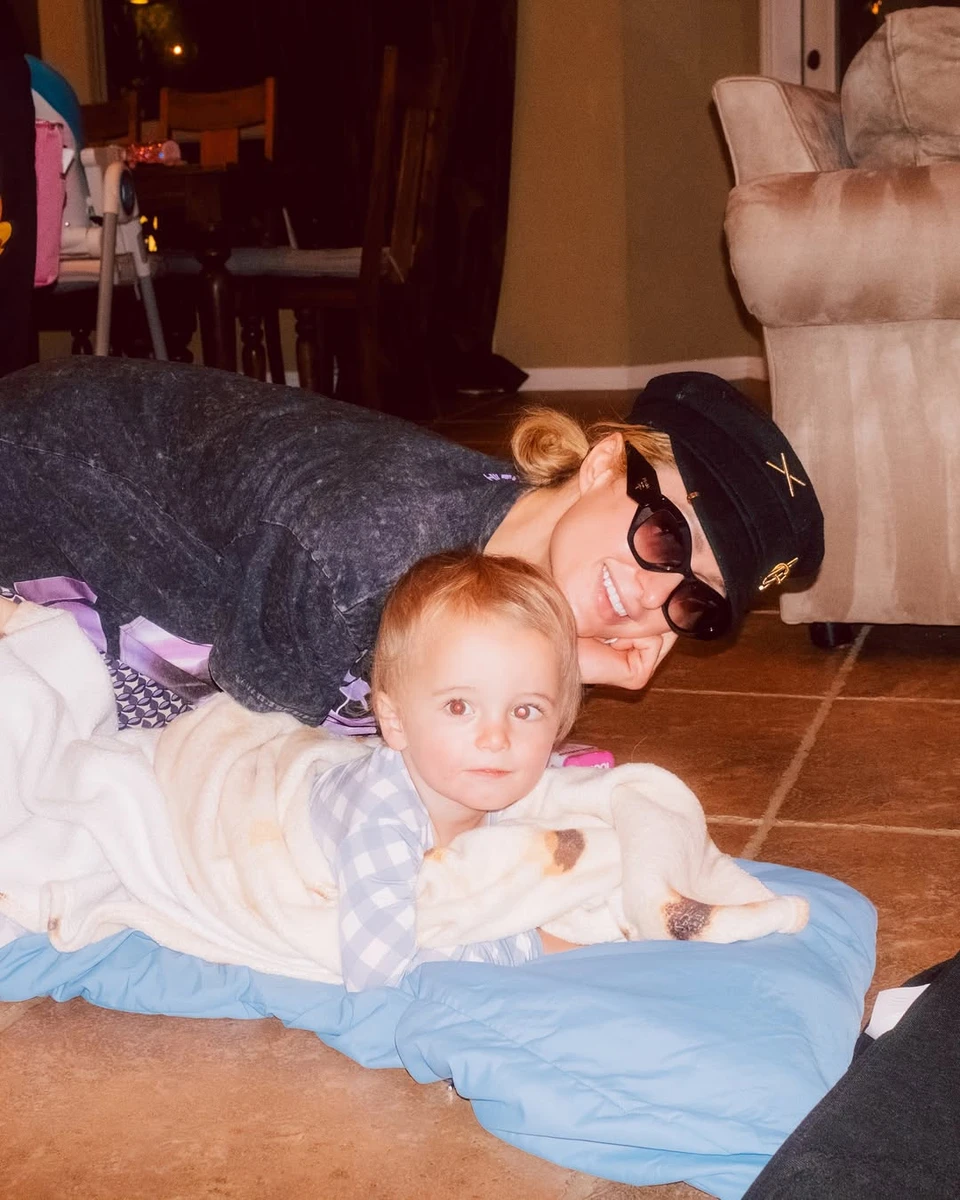 Хілтон з сином під ковдрою