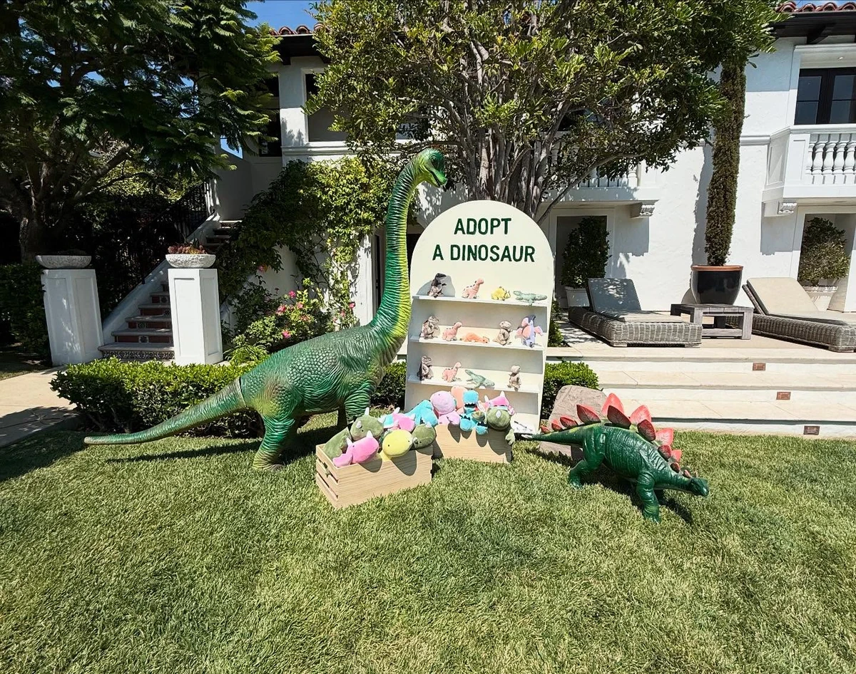 Шансів піти зі свята без динозавра не було 