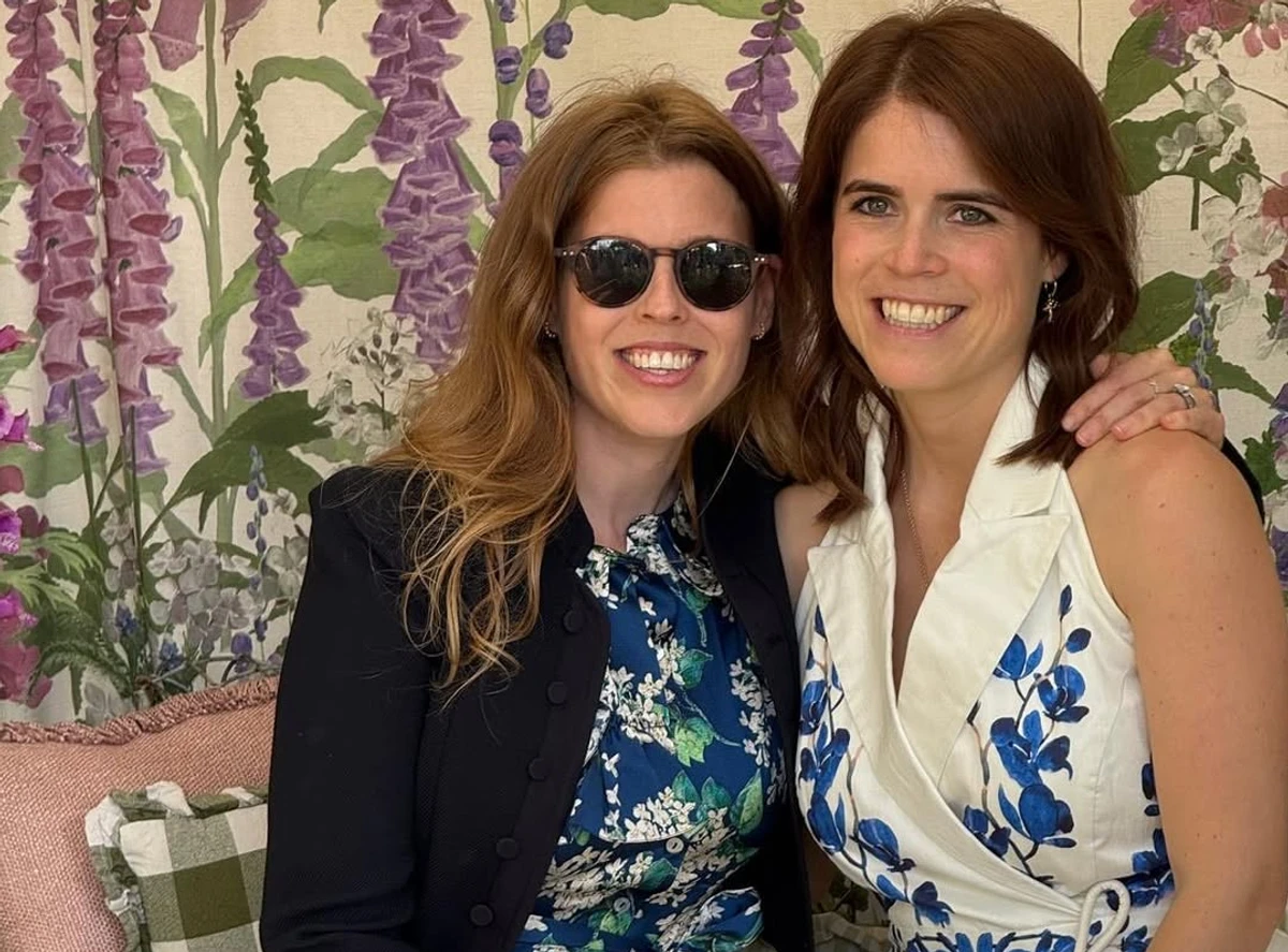 Принцеса Євгенія та принцеса Беатріс позують для фото