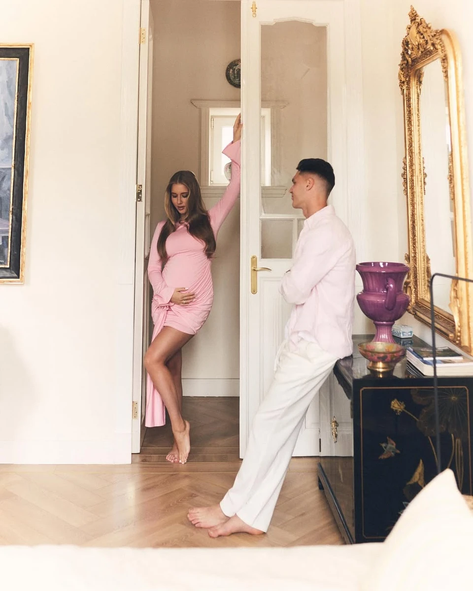 Георгій Судаков показав вагітну дружину у коротенькій сукні