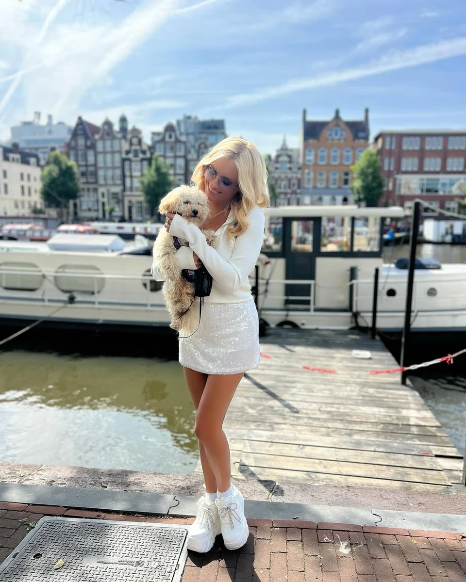 Ірина Федишин у міні та з песиком прогулялася Нідерландами