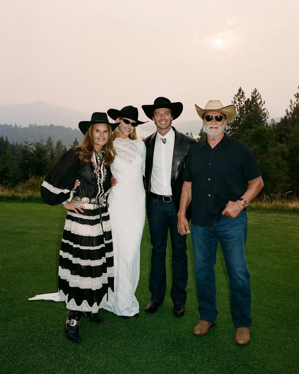 Син Шварценеггера показався з коханою та батьками