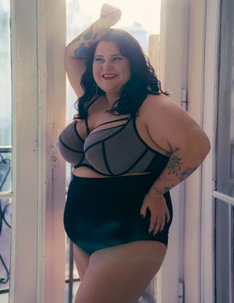 alyona alyona попозувала у трусах і ліфчику на балконі