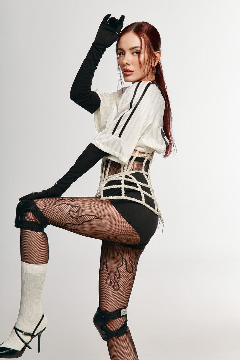 MamaRika у сексі образі блиснула ніжками для фото