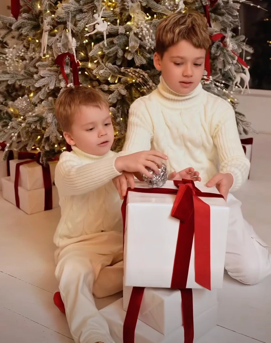 Анна Саліванчук показала милі кадри синів біля новорічної ялинки