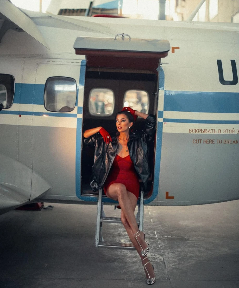 Анна Неплях у міні виставила стрункі ноги в літаку