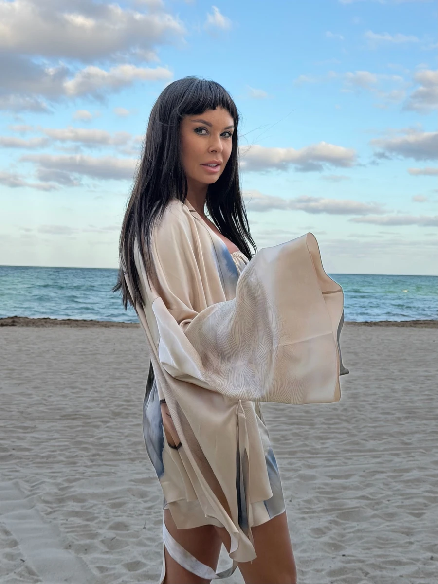 Ассія Ахат на тлі океану