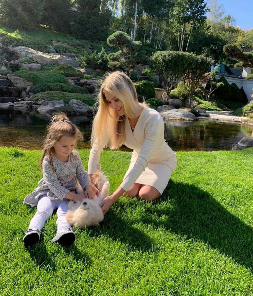 Це фото Валерія підписала Моя маленька сестричка. Дівчина схожа на ту, яку Королевська і Солод удочерили кілька років тому 