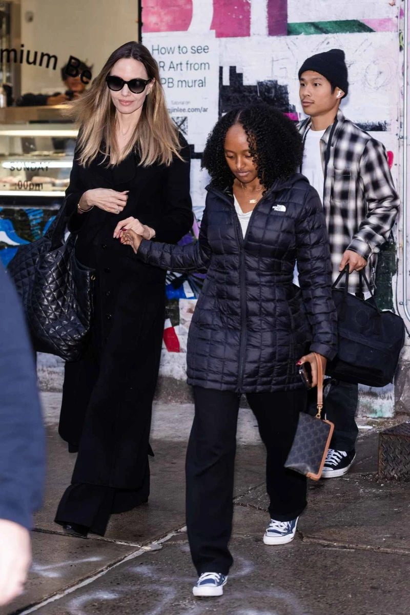 Анджеліна з донькою ходять за ручки