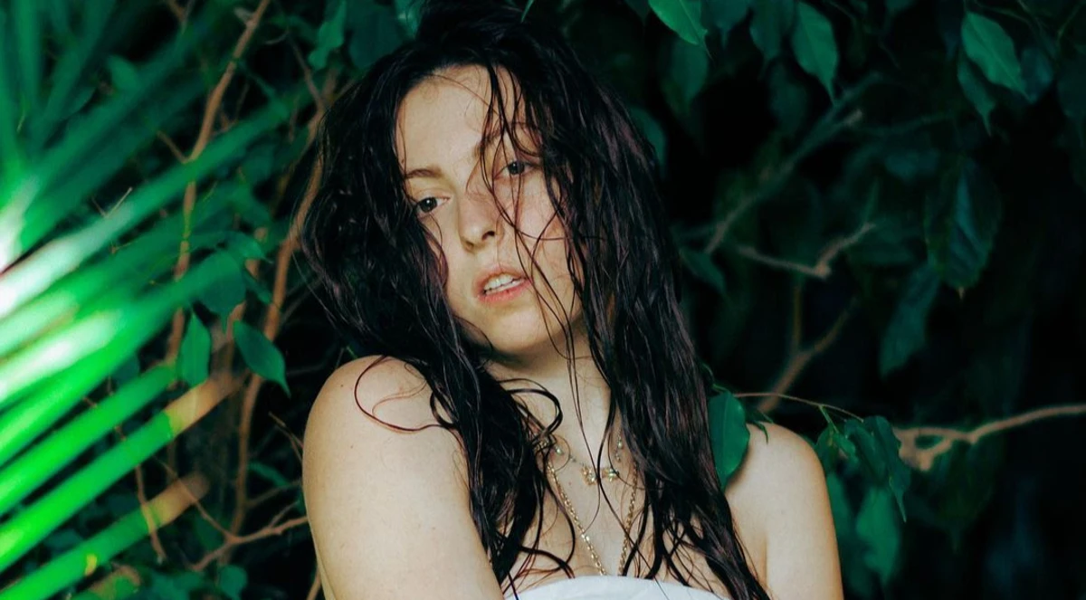 Маша Полякова показала фото з студії