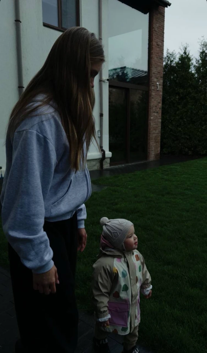 Дружина Усика з дитиною на прогулянці