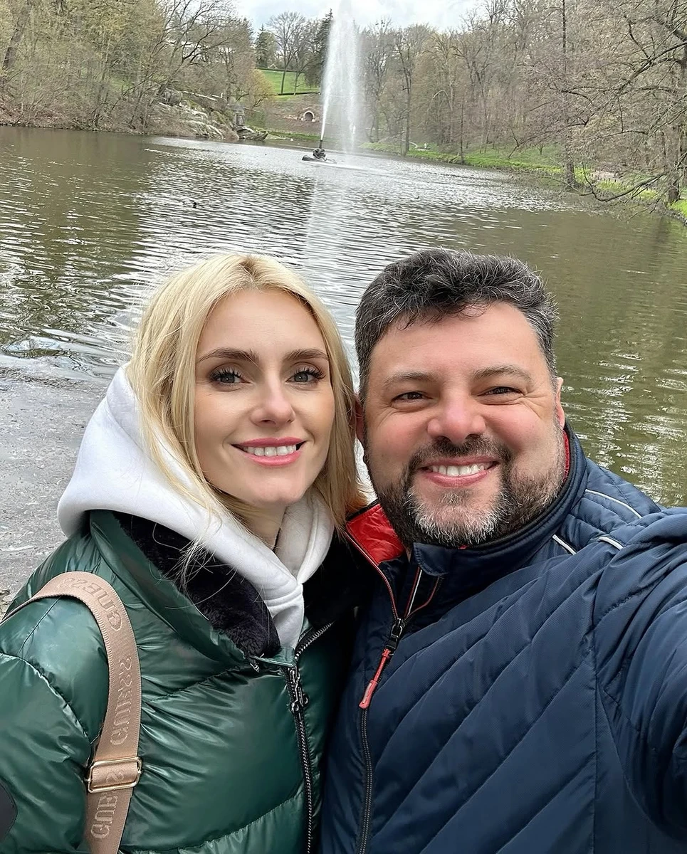 Ірина Федишин в обіймах чоловіка