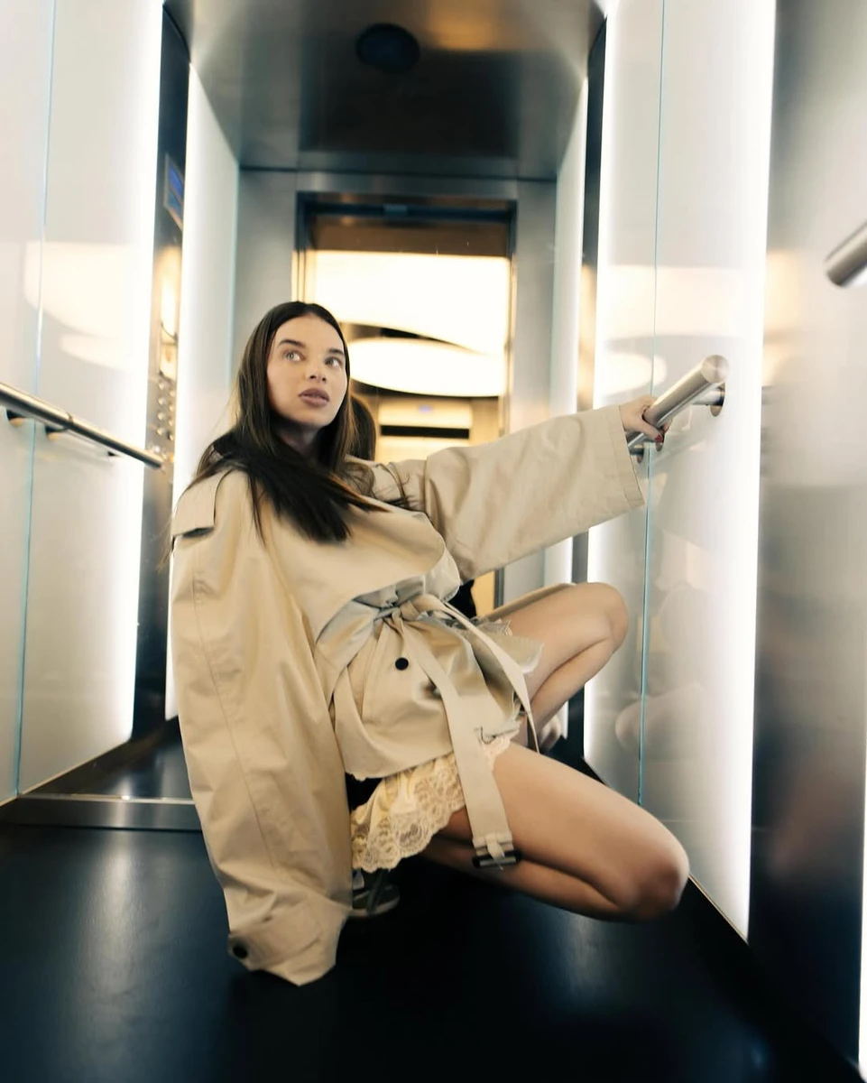 Дружина Усика посиділа в ліфті для стильних фото