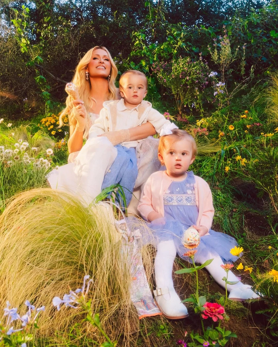 Періс Хілтон притулилася до дітей на казковій фотосесії