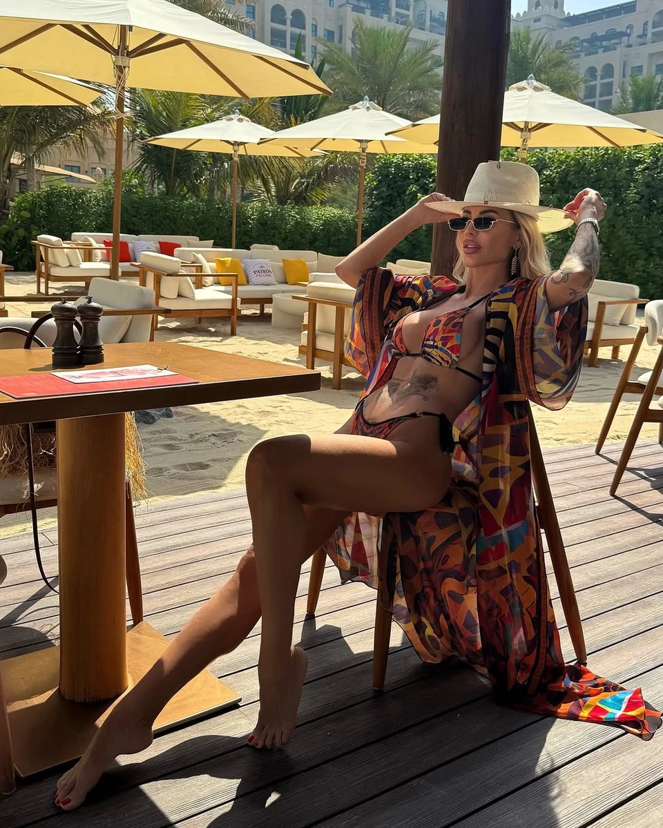 Валерія Крук на стільці у прозорій накидці засвітила фігуру