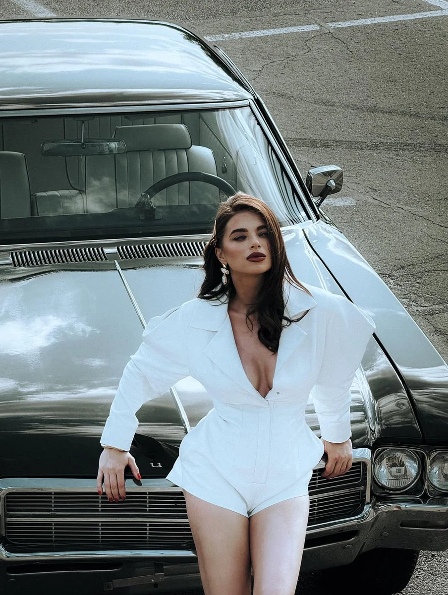 Усик з глибоким декольте