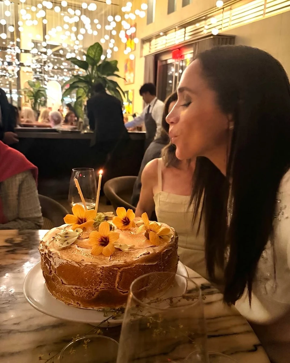 Меган Маркл показала, як задувала свічки на торті на своєму 44-річчі