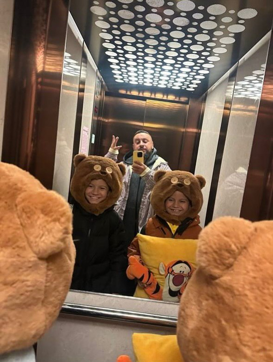 Дмитро Монатік показав своїх старших синів у кумедних луках