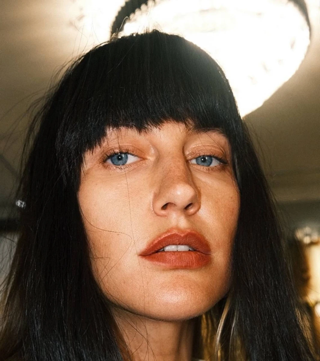 Бушміна в образі брюнетки