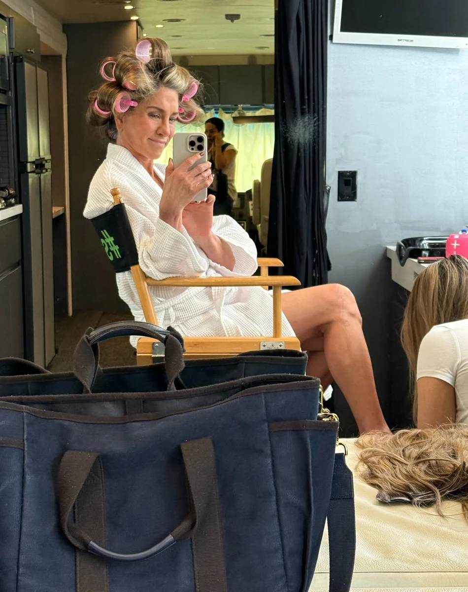 Дженніфер Еністон у халаті показала стрункі ноги