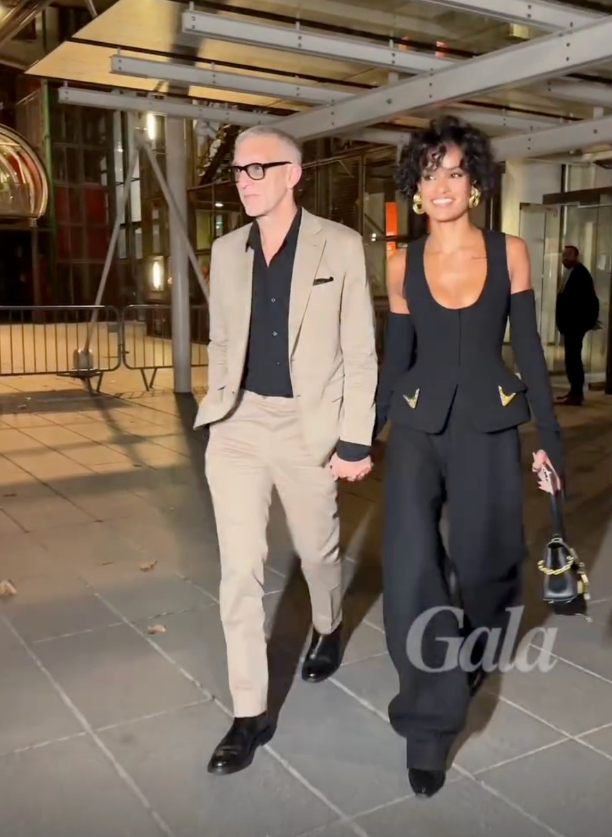 Венсан Кассель попозував з декольтованою коханою на показі мод в Парижі