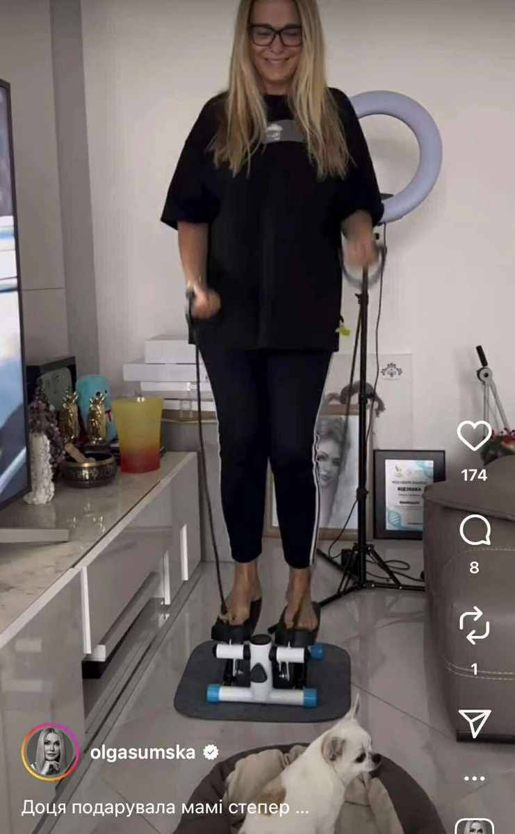 Песики пильнують свою маму 