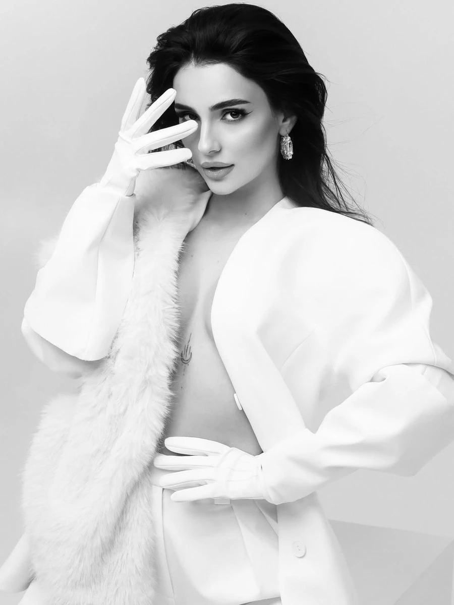 Анна Трінчер засвітила бюст на сексі фото в жакеті