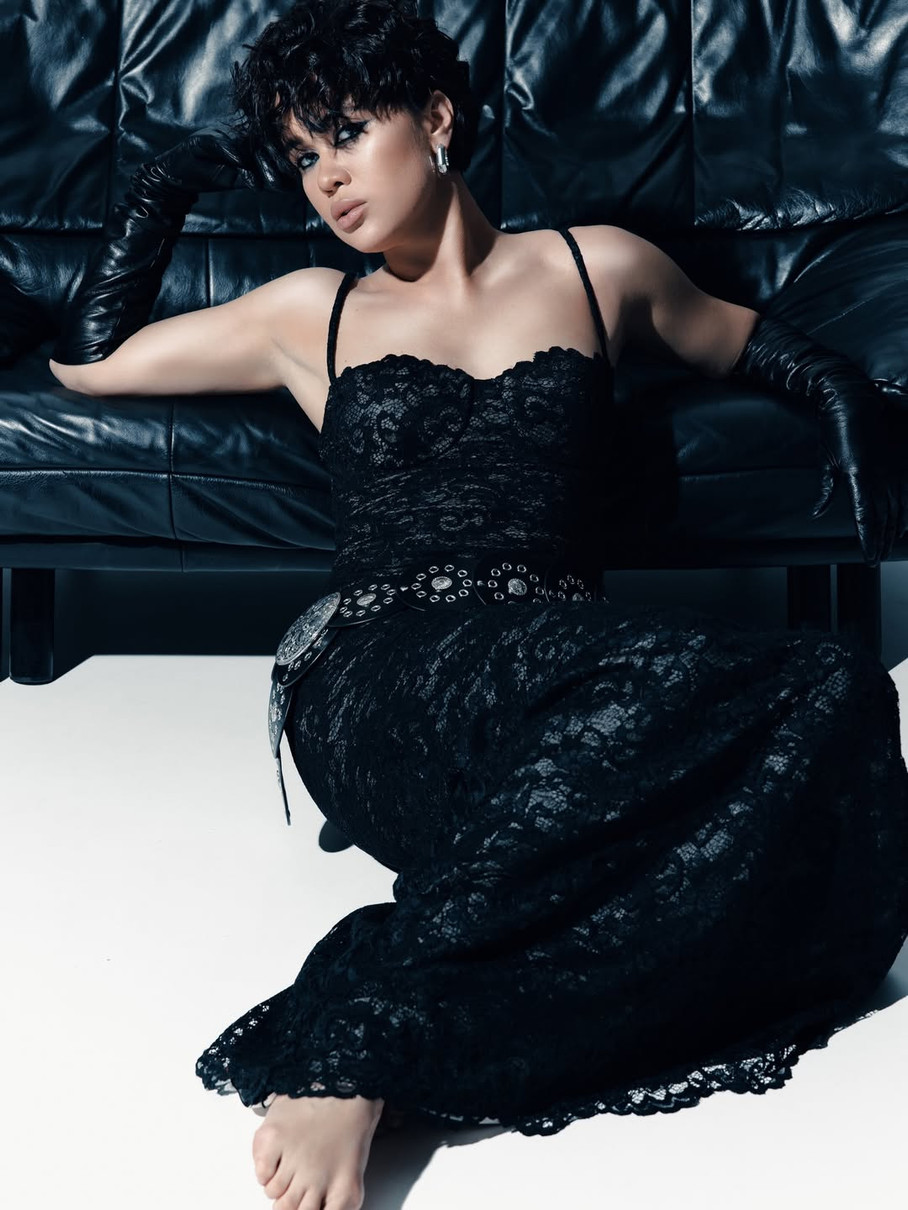 Lida Lee (Ліда Лі) у звабному мереживі повигиналася на підлозі