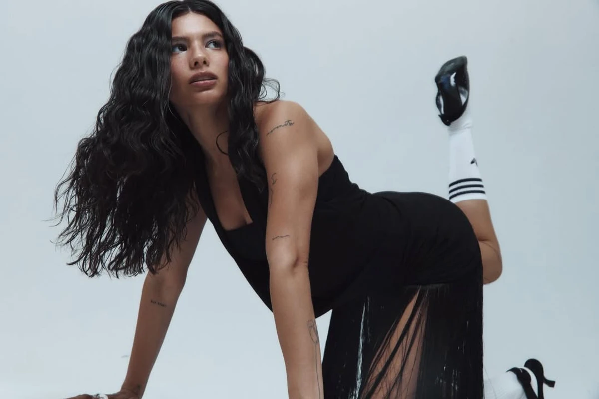 Мішель Андраде похвалилася тілом в сукні та на підборах на підлозі