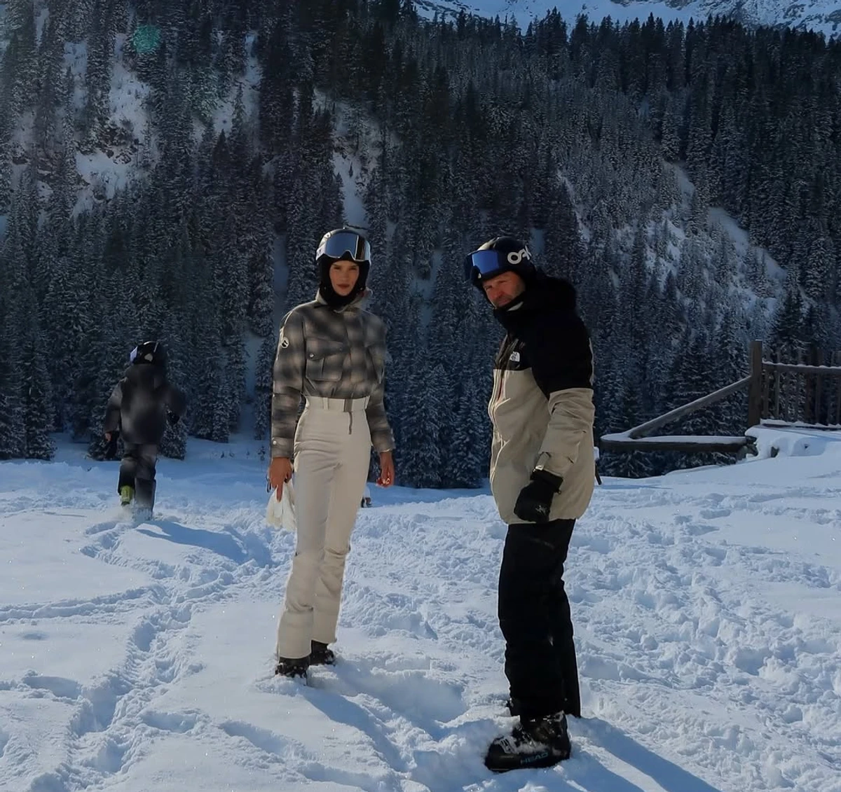 Джейсон Стейтем з коханою попозував на лижах в горах